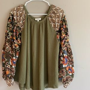 Umgee trendy top. Size s